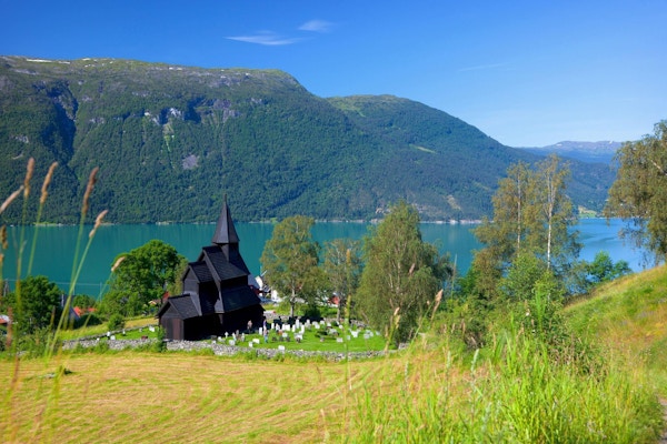 Kirke med utsikt over fjord