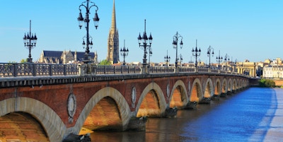 Bordeaux river bro med St Michel katedralen i bakgrunnen, Frankrike