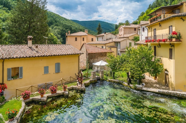 Rasiglia, liten landsby i nærheten av Foligno, provinsen Perugia. Umbria, Italia.