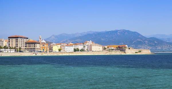 Panoramisk kystbybilde av Ajaccio, øya Korsika, Frankrike
