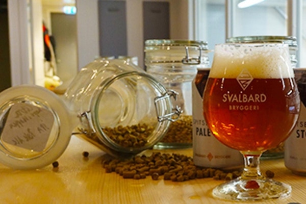 Øl fra Svalbard Bryggeri på et bord