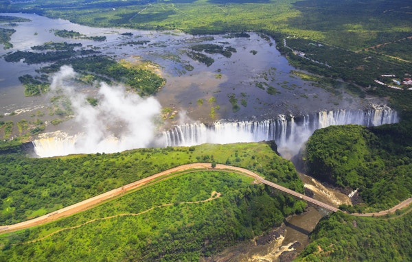 Victoria Falls (eller Mosi-oa-Tunya (Tokaleya Tonga: the Smoke that Thunders) er et fossefall sør i Afrika på Zambezi- elven på grensen mellom Zambia og Zimbabwe.