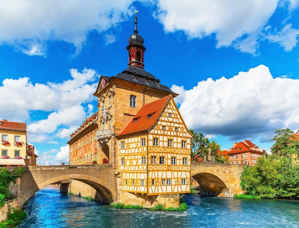 Vakker sommerutsikt over gamlebyens arkitektur med rådhusbygningen i Bamberg, Tyskland. Se også: