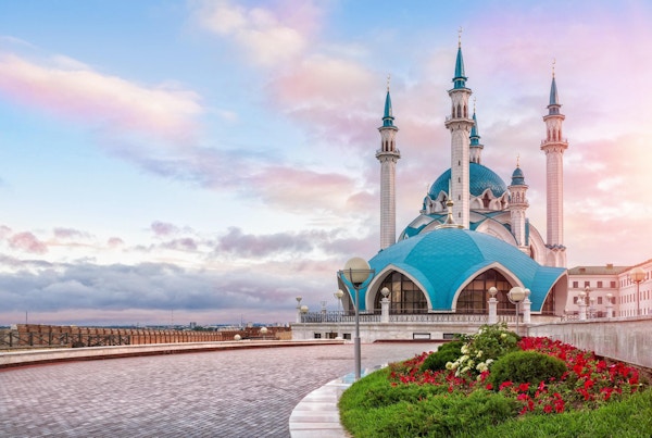skyet rosa morgen i Kazan Kreml og moskeen Kul-Sharif