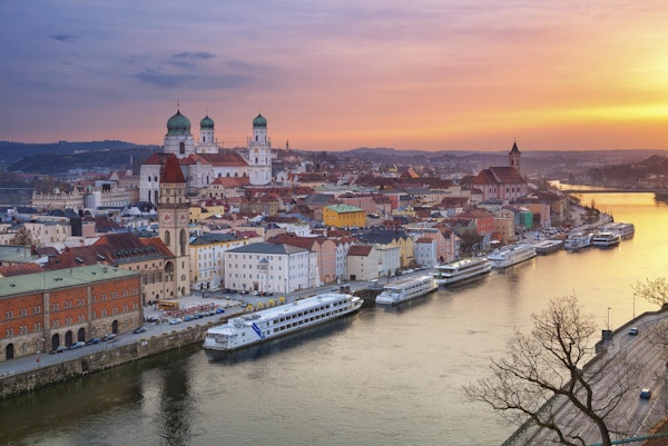 Passaus skyline i vakker solnedgang, Bayern, Tyskland.