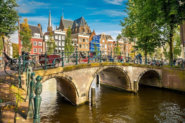 Bro over kanalen i Amsterdam