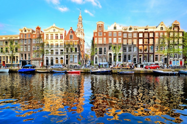 Kanalhus av Amsterdam i skumringen med livlige refleksjoner, Nederland