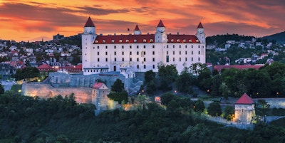 Slottet i Bratislava (Slovakia) ved solnedgang