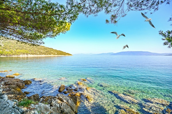 Cres Island, Kroatia: Utsikt fra strandpromenaden mot Adriaterhavet nær landsbyen Valun