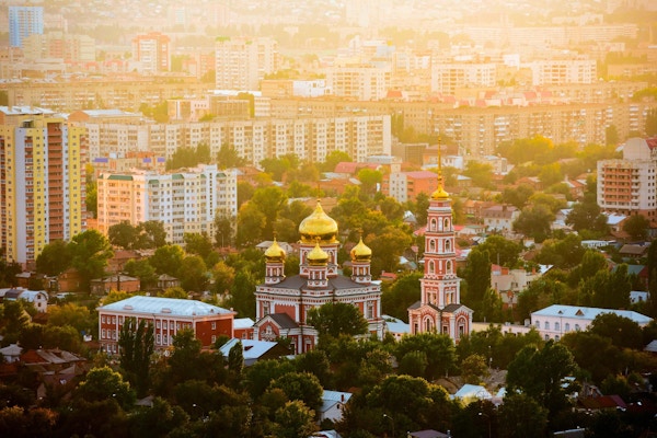 Bykjernen med en kirke i Saratov i solnedgang, Russland