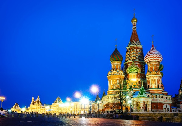 Nattutsikt fra Moskva av Den røde plass og St. Basil-katedralen. Arkitektur og landemerker i Moskva, Russland.