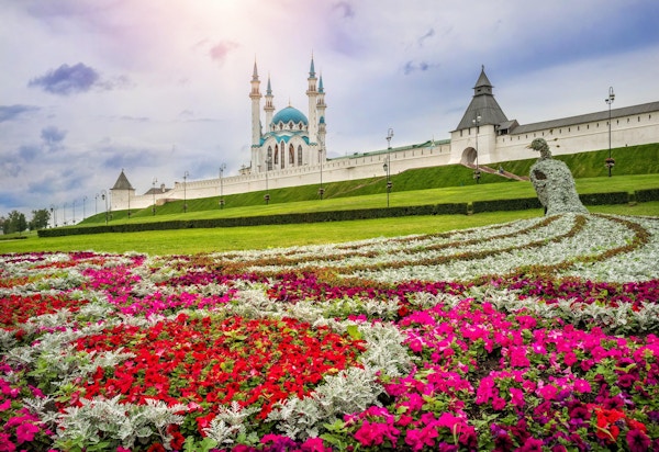 Blomster og påfugl av blomster foran Kazan Kreml