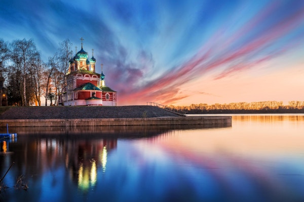 Church of Dmitry on the blood med refleksjonen i Volga og blå og rosa skyer av vårsolnedgang i Uglich
