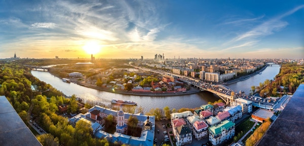 Fantastisk vårsikt over Moskva sentrum ved solnedgang, Russland. Utsikt fra hovedkvarteret til den russiske Vitenskapshøyskolen.