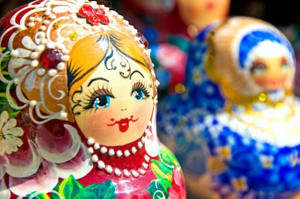 Originale Babushka eller Matryoshka hekkende russiske dukker. Fargerike, håndmalte hekkende dukker - tradisjonelt symbol på Russland. Foto ble tatt i gammel basar i Moskva, Russland.