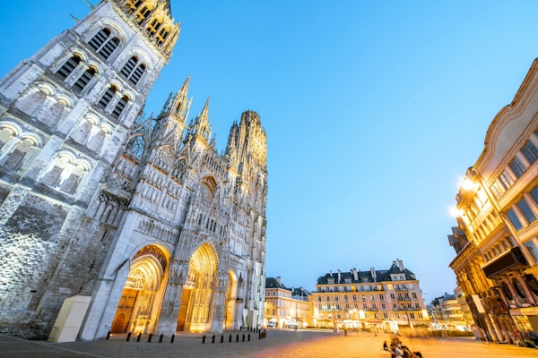 Nattutsikt over den berømte belyste katedralen i Rouen by, hovedstaden i Normandie-regionen i Frankrike