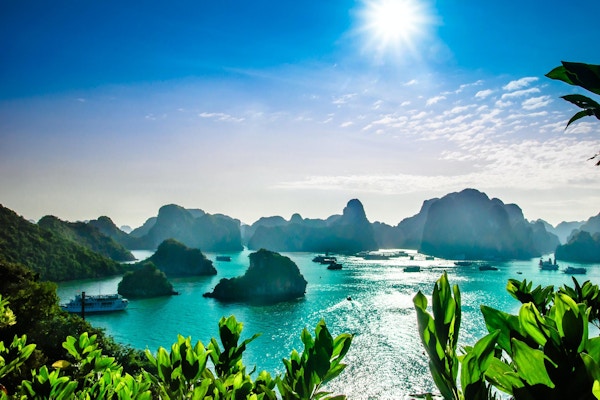 Utsikt over karstlandskap ved Halong Bay i Vietnam