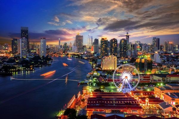 Bybilde i Bangkok. Kveldsutsikt mot Bangkoks businessdistrikt i skumringen