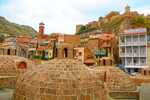 Gamlebyen i Tbilisi (Georgia) sett fra svovelbadene.