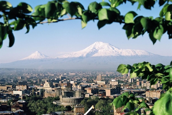 Fjellet Ararat og byen Yerevan.Armenia.