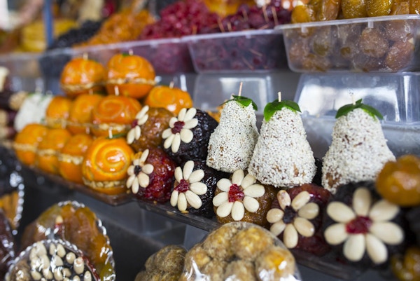 Armensk hjemmelagde søtsaker laget av tørket frukt til salgs på markedet i hovedstaden Jerevan.