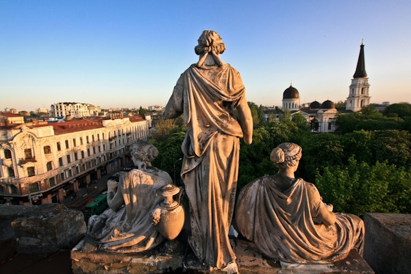 Statuer på taket av et forlatt hus i Odessa