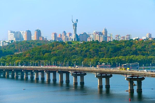 Paton bridge over elven Dnieper, Mother Motherland monument i Kiev, Ukraina