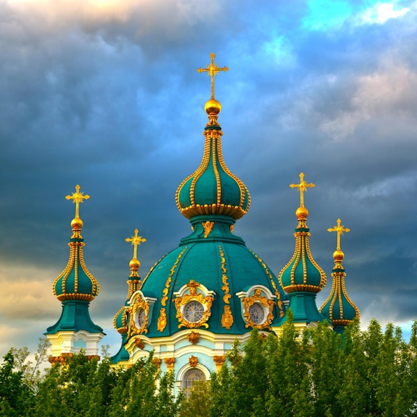 Golden Domes of Saint Andrew's Church i Kiev mot den dramatiske himmelen. Ukrainas hovedstad - Kiev.