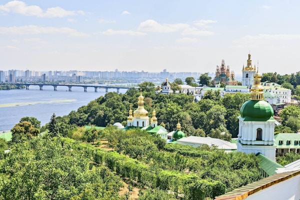 Utsyn mot en voll ved siden av Dnieper-elven i Kiev