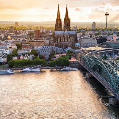 Panoramautsikt over Köln ved solnedgang