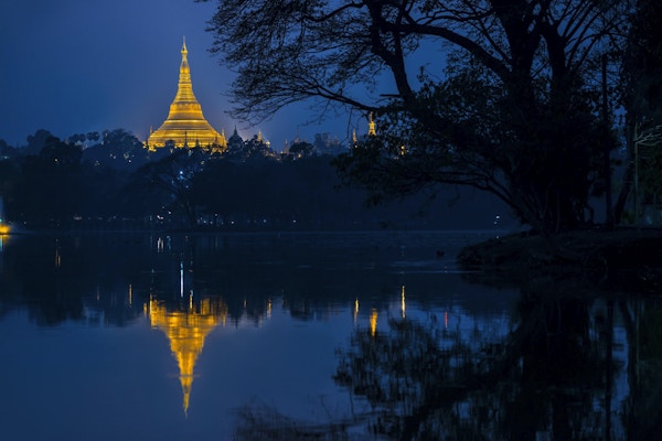 Shwedagon-pagode om natten, Yangon, Myanmar