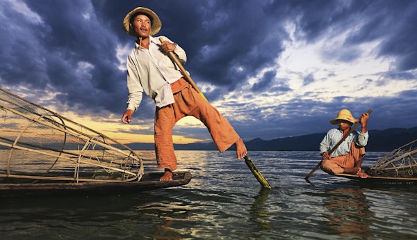 Ben-roende fiskere på Inle Lake er et viktig turistmål i Myanmar (Burma).