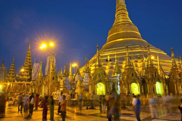 Shwedagon-pagoden i Yagon i gullfarget lys om kvelden, Myanmar