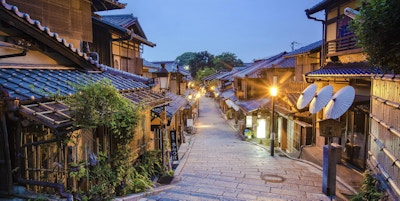 Smal gate med trehusbebyggelse i gamle Kyoto