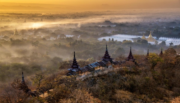 Solnedgang bak fjellene i Mandalay Hill, Myanmar