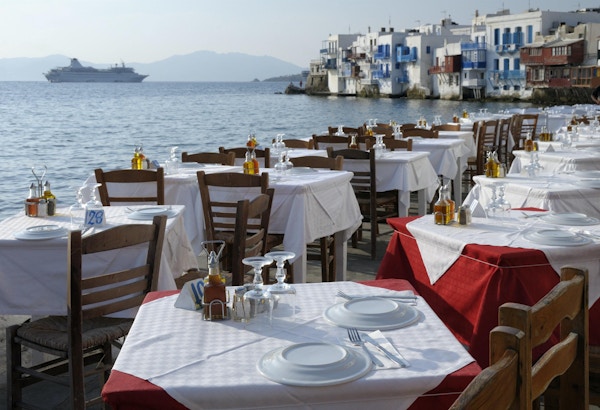 Restaurantbord og venetianske hus i Mykonos, Hellas.