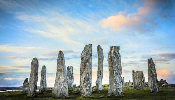De gamle stående steinene i Callanish i Ytre Hebridene i Skottland ved soloppgang.