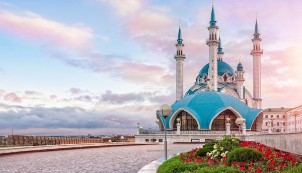 skyet rosa morgen i Kazan Kreml og moskeen Kul-Sharif