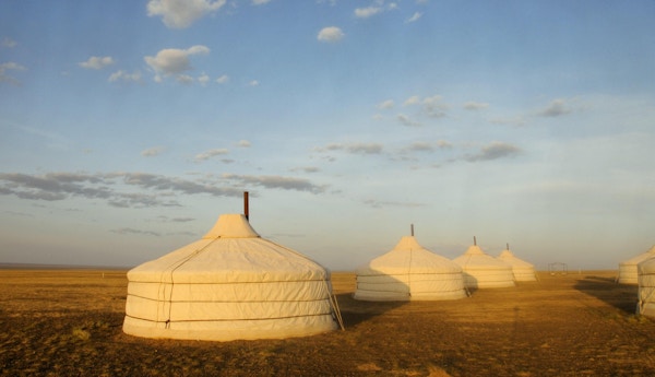 Mongolske gers eller yurts i Gobi-ørkenen.