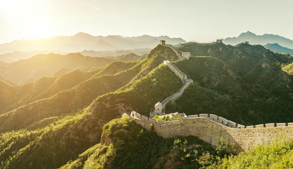 Den kinesiske mur i frodige omgivelser.