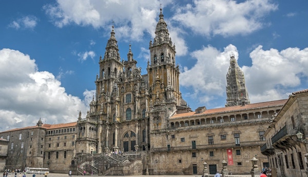 Katedralen i Santiago de Compostela, Spania. Klar solskinnsdag.