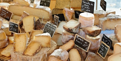 Tilfeldig fransk ost på det landlige Provence-markedet, byen Aix-en-Provence