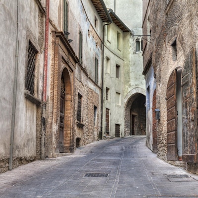 pittoreske, smale smug i den gamle italienske byen Trevi, Umbria, Italia