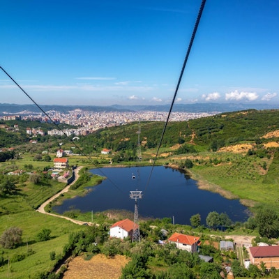 Landlig landskap med Tirana, Albania i bakgrunnen