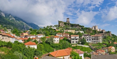Scene med Kruja-slottet i nærheten av Tirana i Albania