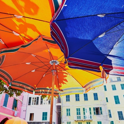Fargerike parasoller i Vernazza, Cinque Terre, Liguria, Italia