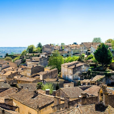 panoramautsikt over Saint-Emilion og vingården, nær Bordeaux i Frankrike