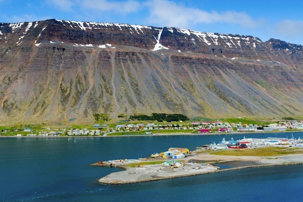 Panoramautsikt over isafjördur, den største byen i vestfjordene, Island