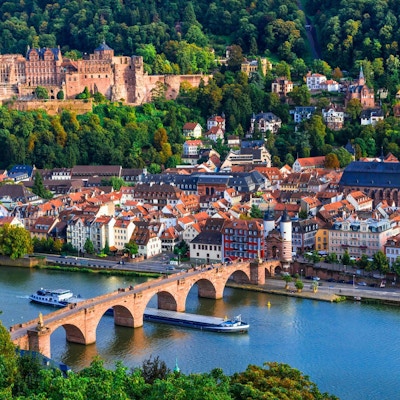 Reis i Tyskland - bybilde av den pittoreske, historiske byen Heidelberg