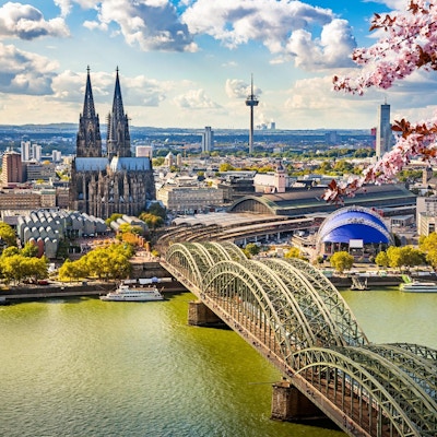 Luftutsikt mot Köln om våren, Tyskland